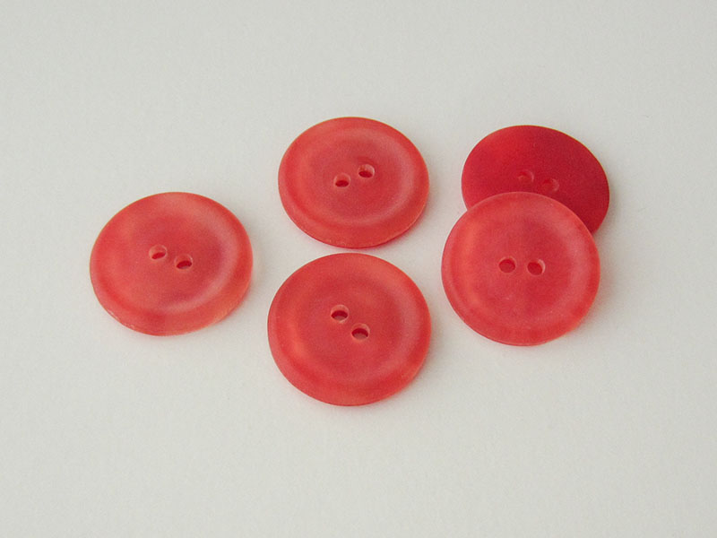 www.Knopfparadies.de - 2515ro - Rot transparent melierte Zweiloch Kunststoffknöpfe wie gefrostetes Glas