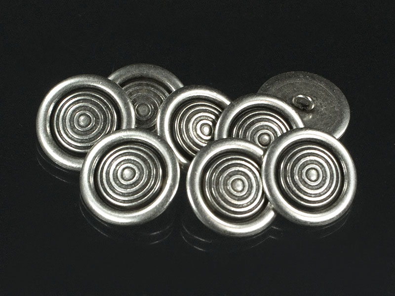 Altsilberfarbener Metallknopf mit Kreismuster
