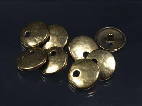 Eigenwillige messingfarbene Metallknöpfe