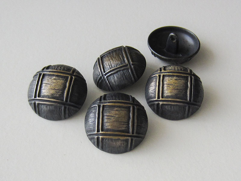www.Knopfparadies.de - 3554me - Gewölbte Metallknöpfe in Eisen und Messing mit Vierecken