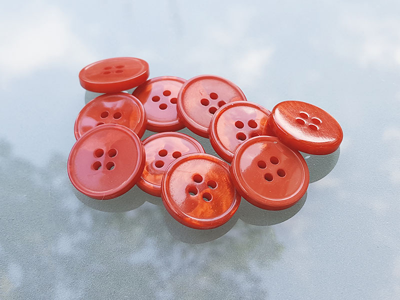 Orange roter Knopf m. Perlmuttschimmer