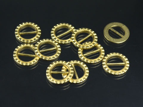 Kleine goldfarbene Schnallen