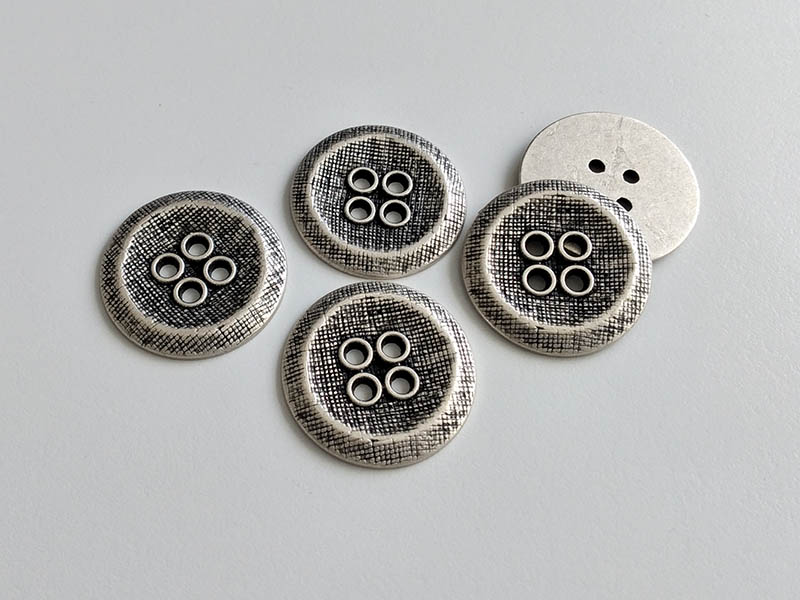 www.knopfparadies.de - 6455as - Altsilberfarbene Mantelknöpfe aus Metall mit vier Knopflöchern