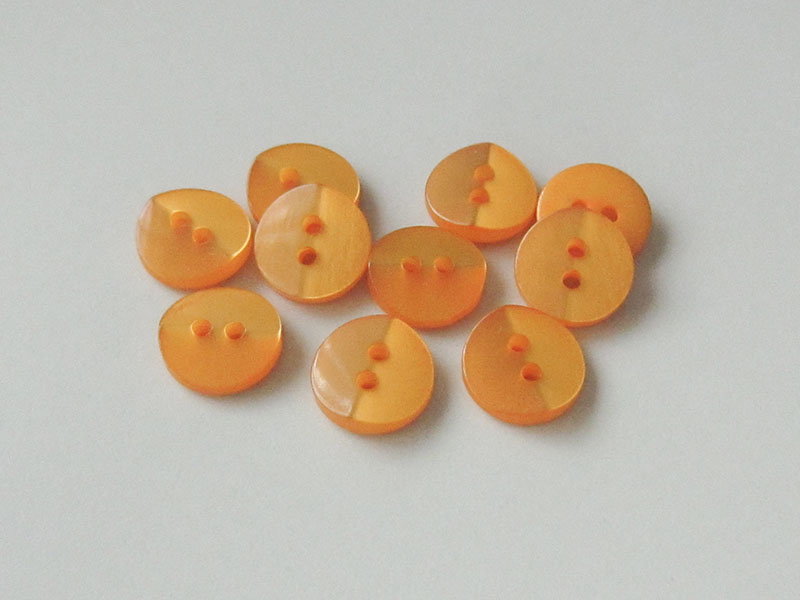 www.Knopfparadies.de - 3360or - Orange schimmernde Kunststoffknöpfe für Blusen