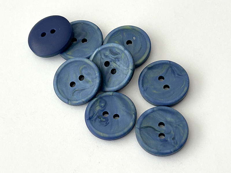 www.knopfparadies.de - d581bl - schlichte blaue Zweilochknöpfe mit zartem Rand und blaugrünen Schlieren