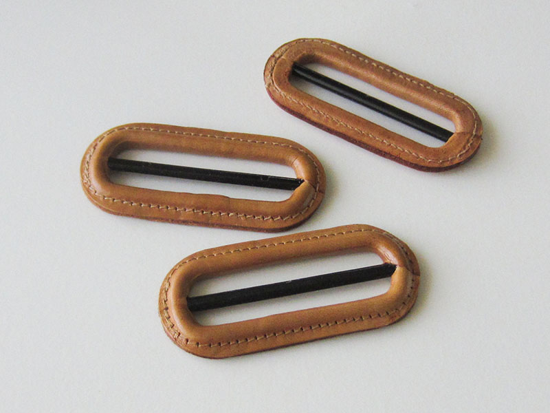 www.knopfparadies.de - 5734be - Beige Lederschnallen für Trenchcoats o.ä.
