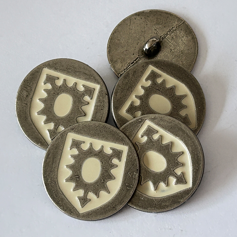 Altsilberner Trachtenknopf mit naturweißem Wappen