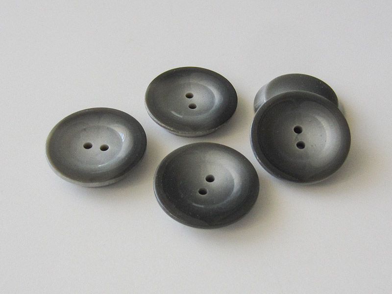 www.knopfparadies.de - 1693dg - Günstige Mantelknöpfe in grau aus Kunststoff - B-Ware