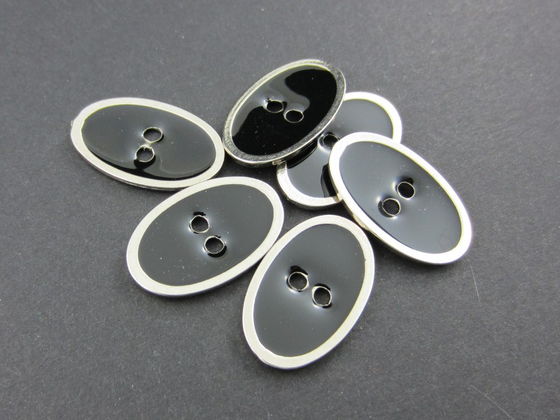 Ovaler, silber-schwarzer formvollendeter Zweilochknopf