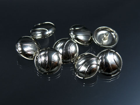 Silberfb. Metall Knopf mit asymmetrischem Muster