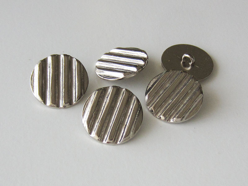 www.Knopfparadies.de - 1561si - Silberne Ösen Metallknöpfe mit gewellter Oberfläche