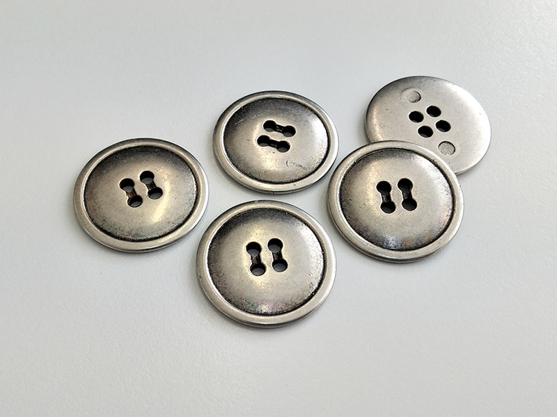 www.knopfparadies.de - 6284as - Flache, altsilberfarbene Metallknöpfe mit vier Löchern