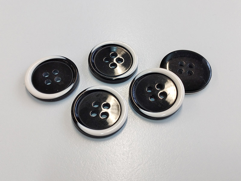www.knopfparadies.de - 4494sw - Schwarze Kunststoffknöpfe mit teils weißem Rand