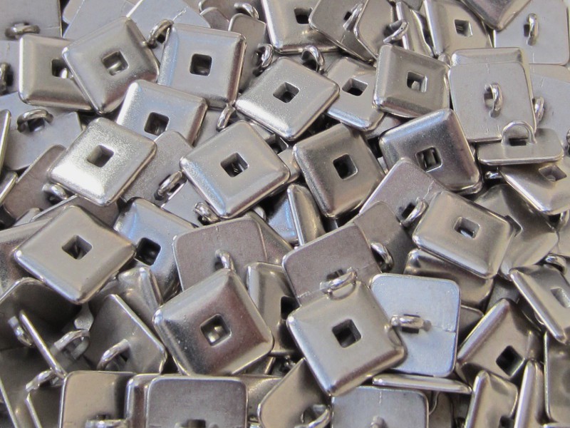 Quadratischer Metall Knopf mit Durchbruch