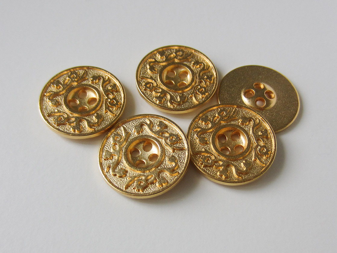 Matt goldfb. Metallknopf mit Rankenmuster
