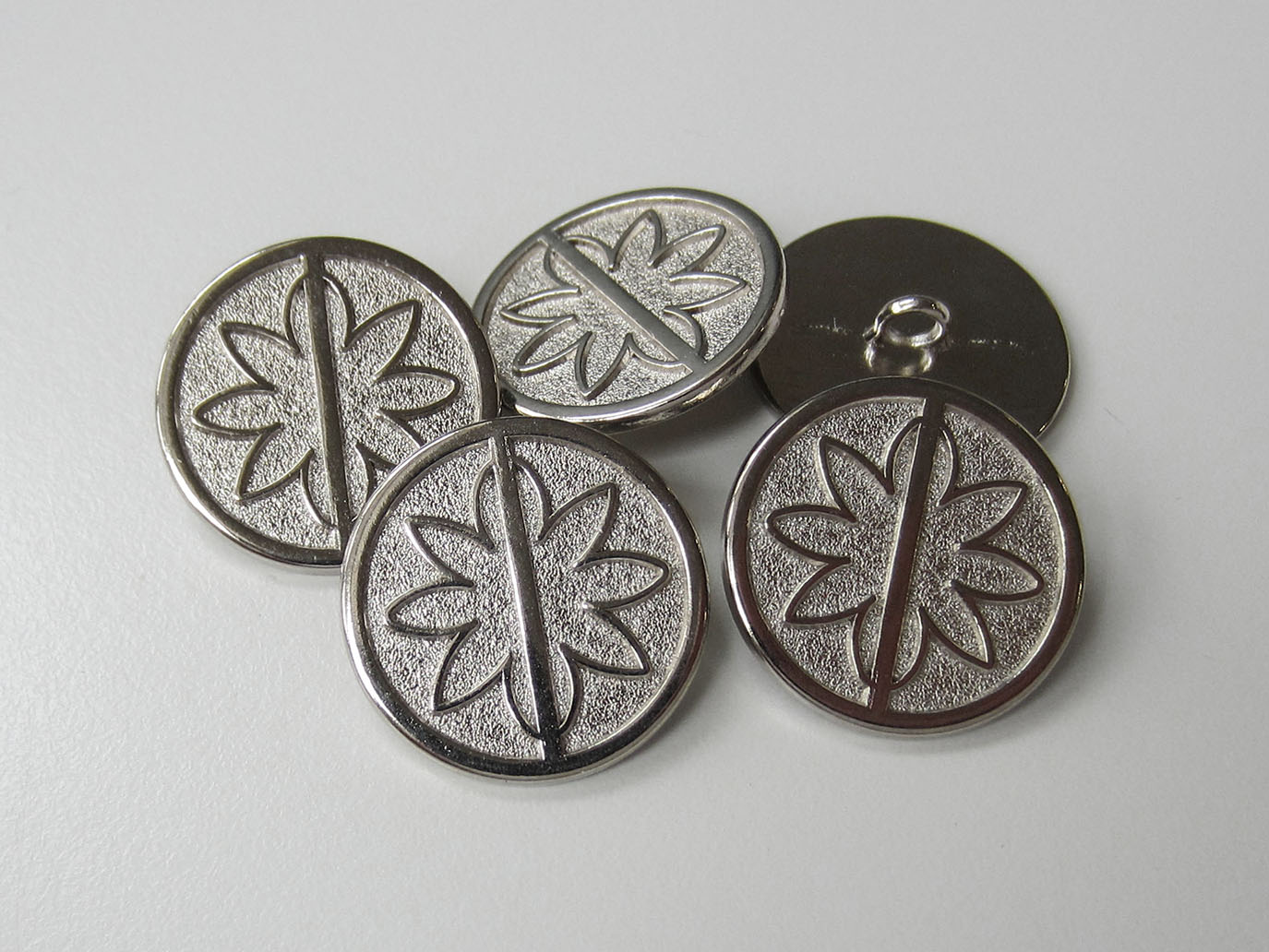 Moderner silberfb. Ösen Metall Knopf mit Blumen Motiv
