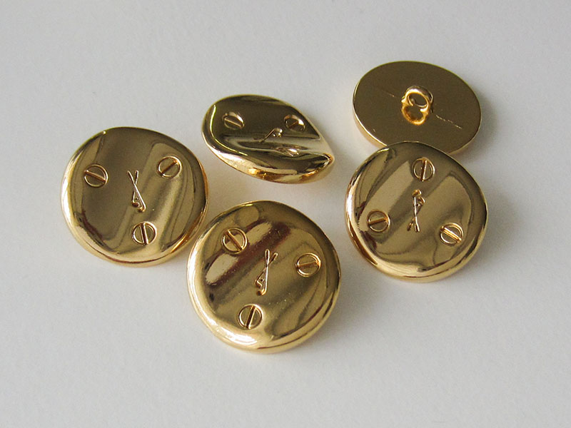 www.Knopfparadies.de - 3947gg - Moderne goldene Metallknöpfe mit gekreuzten Golfschlägern und Schlitzschrauben