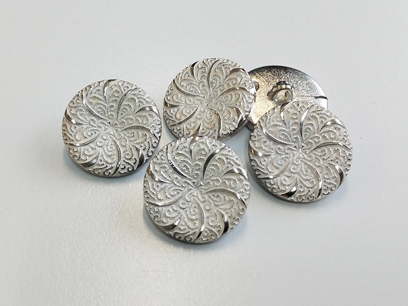 www.knopfparadies.de - 4532ws - Filigran gemusterte Kunststoffknöpfe in Silber und Weiß
