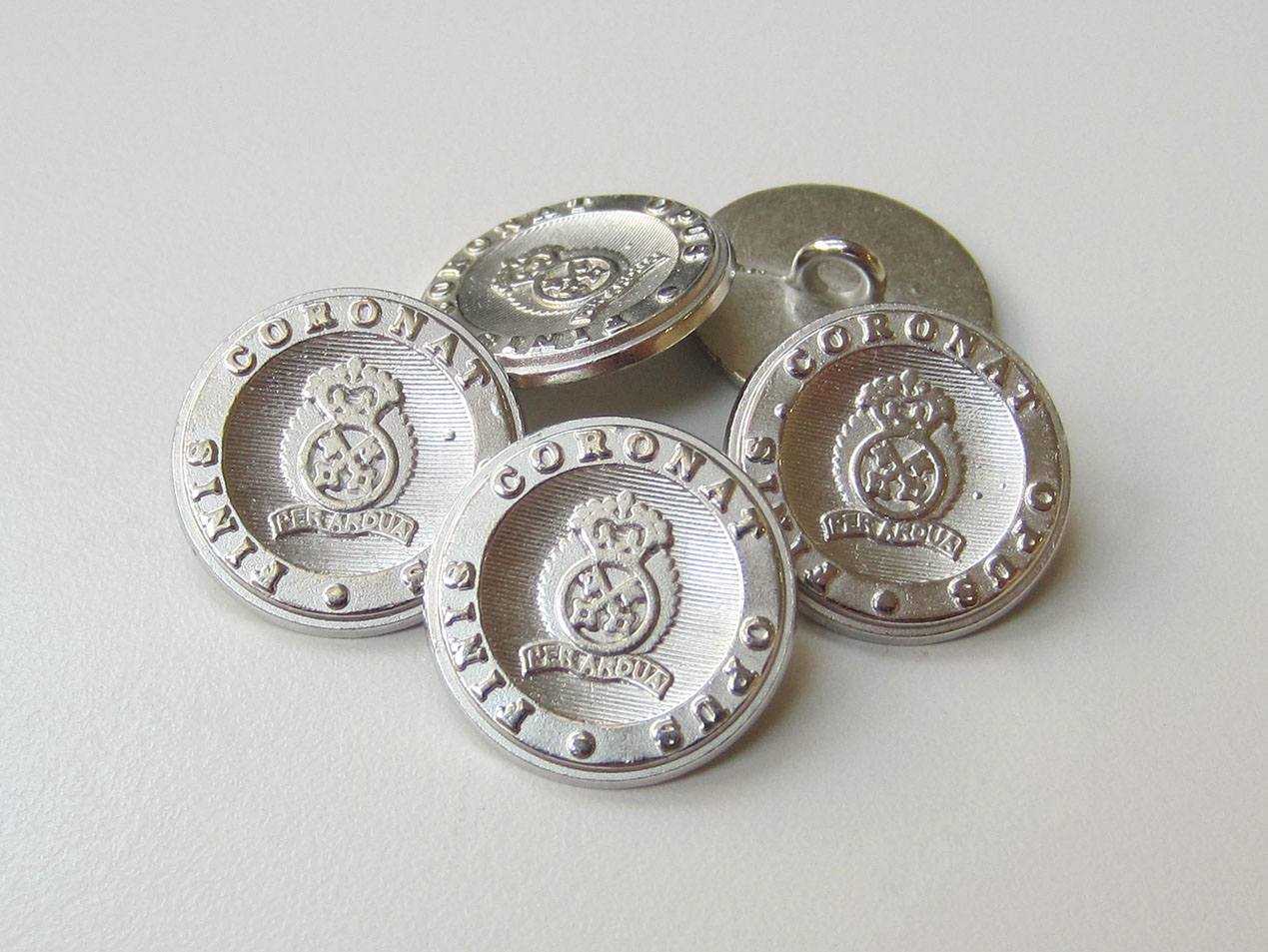 Eleganter matt silberfarbener Wappen Metall Knopf