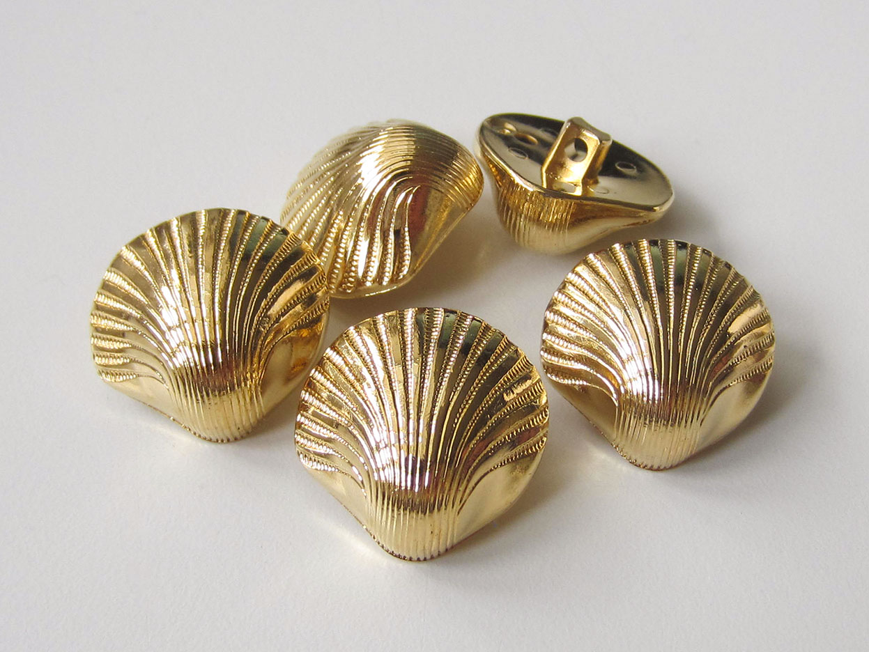 Glänzend goldfarbener Ösen Knopf in Muschel Form