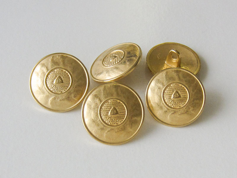 Matt goldfarbene Metallknöpfe mit mittelalterlichem Muster