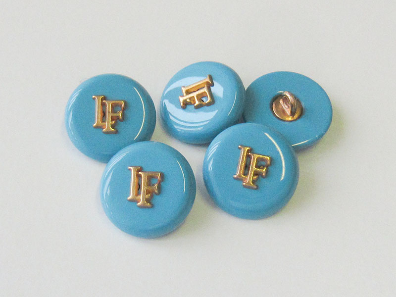 www.Knopfparadies.de - 3527hb - Edle hellblaue Modeknöpfe mit Designer Logo