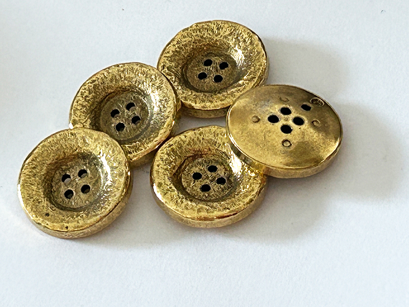 Kunststoffknopf Gold in Metall-Optik gehämmerte Oberfläche vertieft 4 Loch