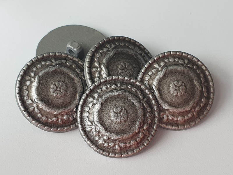 Kunststoffknöpfe matt altsilberfarben mit Öse – ornamental geprägt