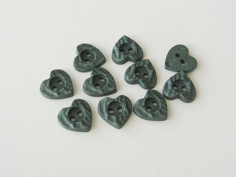 www.Knopfparadies.de - 1543gr - Kleine grüne Trachtenknöpfe in Herz Form