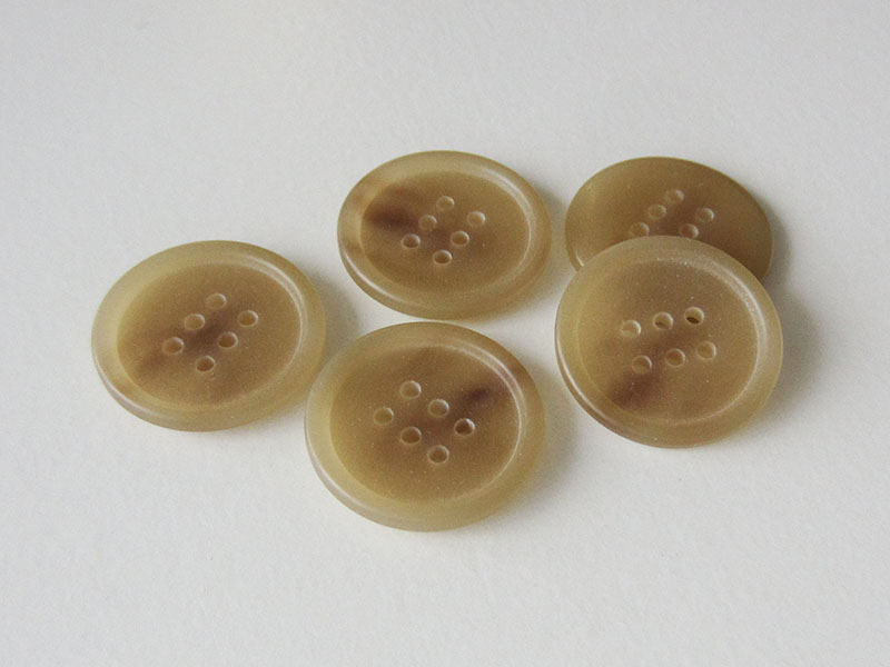 www.Knopfparadies.de - 3043br - Besondere beige Sechsloch Kunststoffknöpfe in Horn Optik