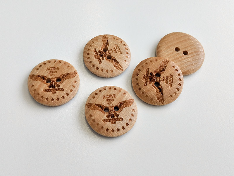 www.knopfparadies.de - 6321ho - Holzknöpfe mit zwei Löchern und Motiv