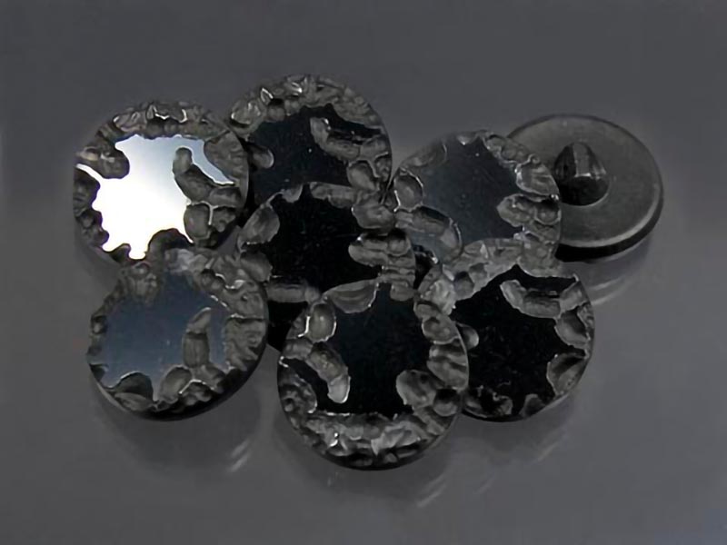 Restposten: Schwarze Glasknöpfe mit geheimnisvollem Spiel aus Glanz und mattem Relief