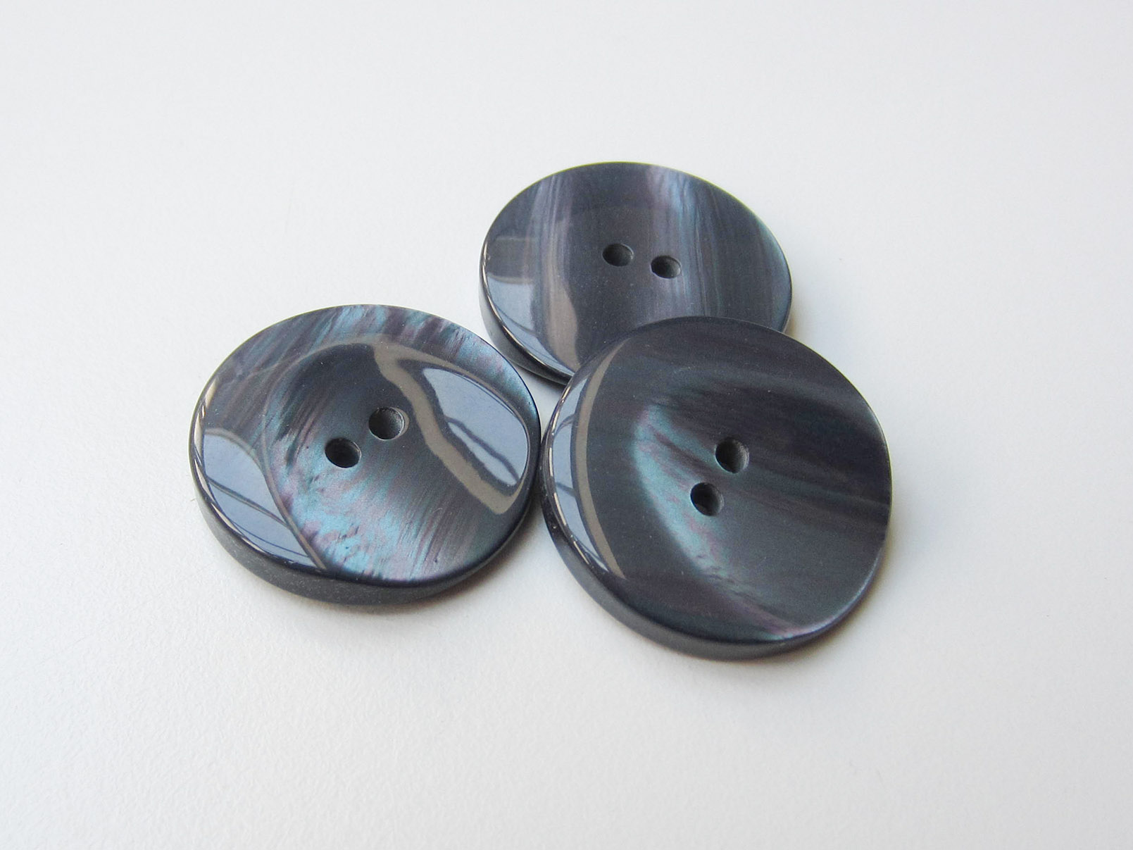 Grau-blauer Knopf in Perlmuttoptik