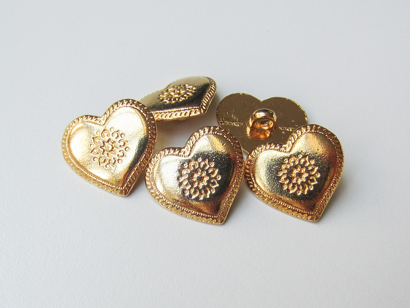 Hübscher goldfarbener Metall Knopf in Herzform
