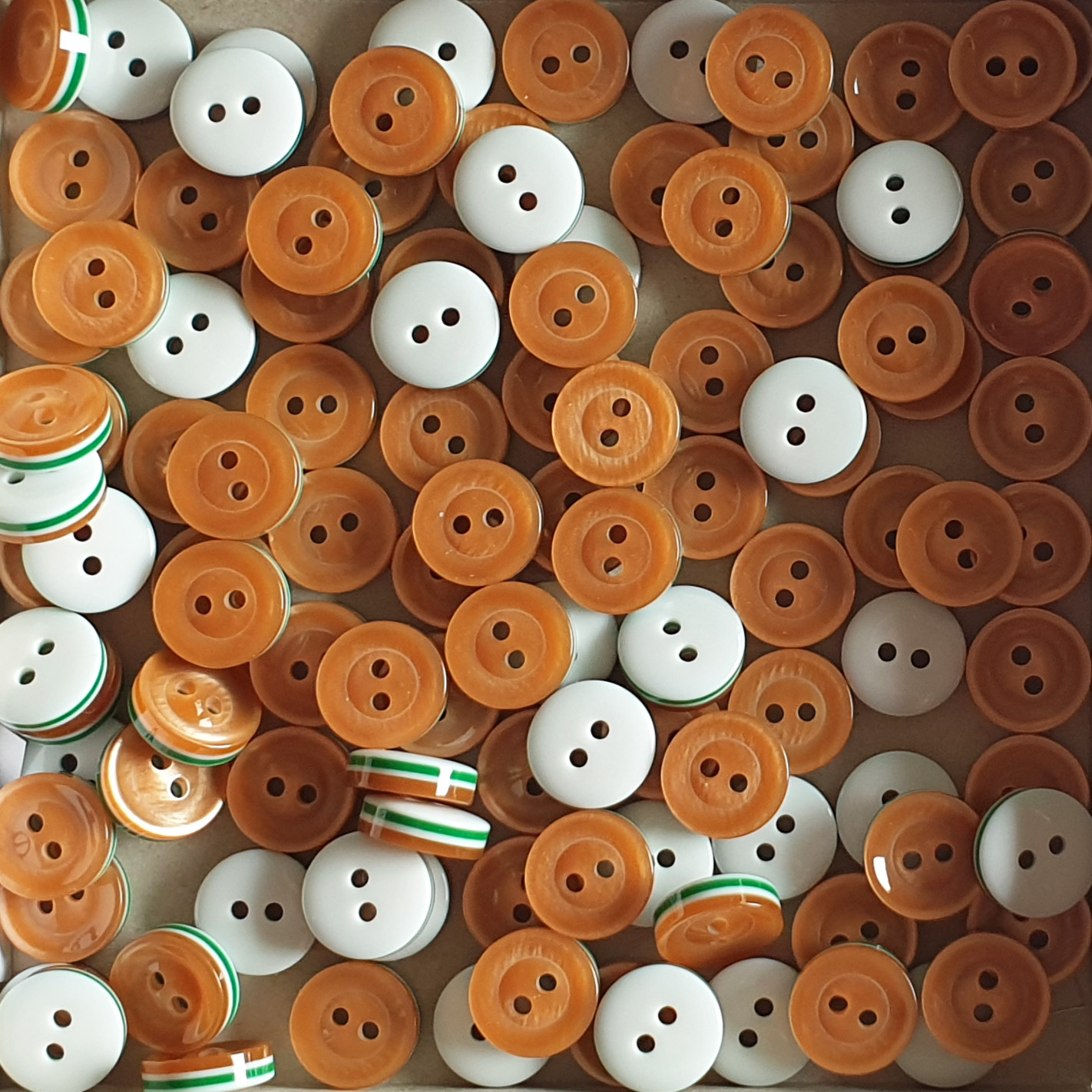 Packung mit 10 orange-beige-weiß-grünen Sandwich-Hemdenknöpfen aus Kunststoff