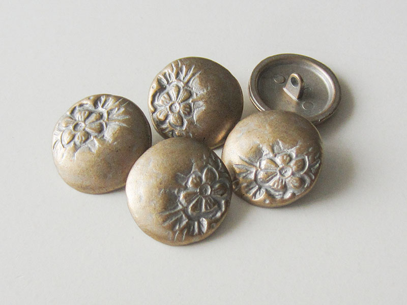 Altmessingfarbene Metall Ösen Knöpfe mit Blumen Motiv