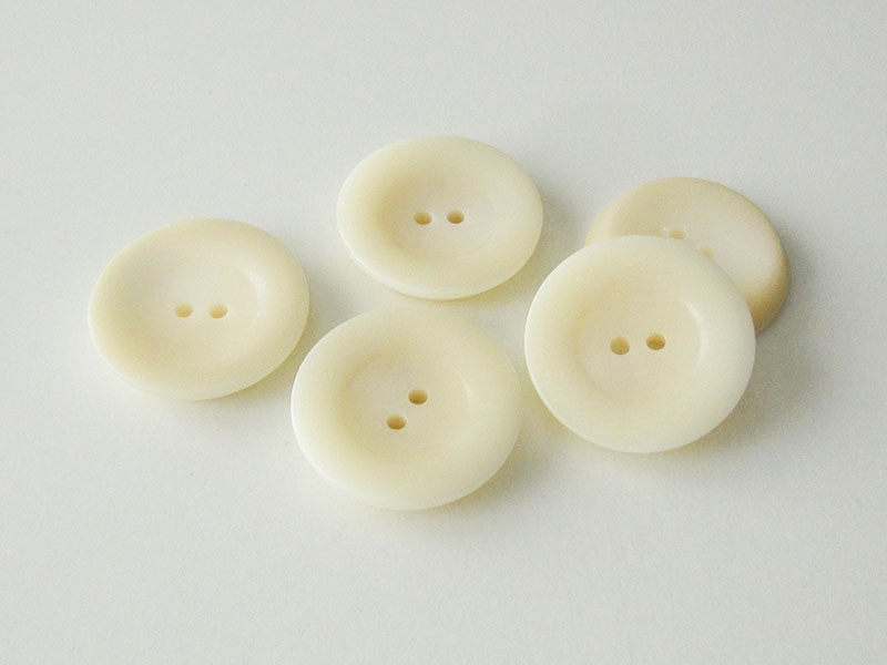 www.Knopfparadies.de - 2691nw - Riesige naturweiße Kunststoffknöpfe in Teller Form