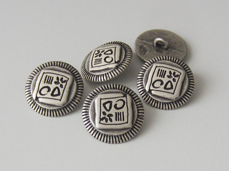 www.Knopfparadies.de - 0851as - Phantasievolle silberne Metallknöpfe mit geschwärztem Viereck & Symbolen