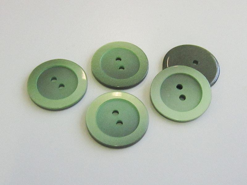 www.knopfparadies.de - 2912gn - Gedeckt grüne Kunststoffknöpfe in elegantem Design
