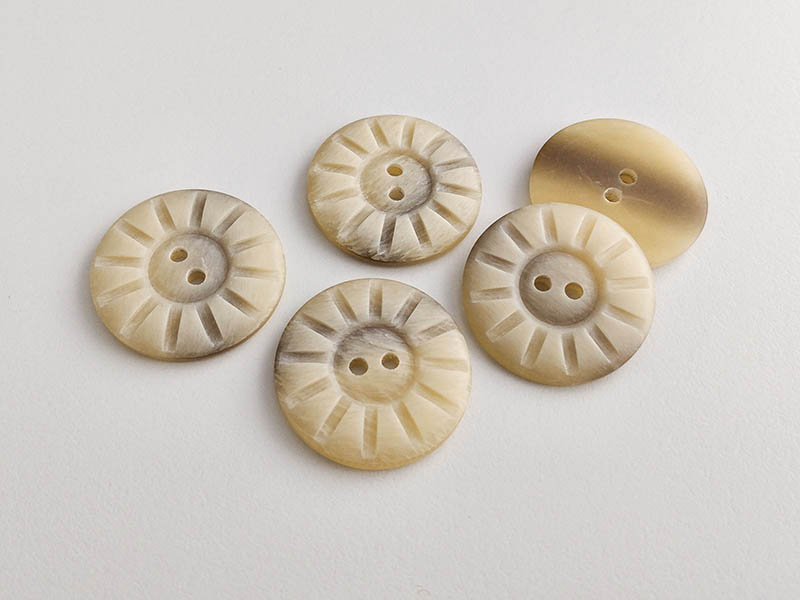 Beige melierter Knopf in Horn Optik mit Rillen Muster