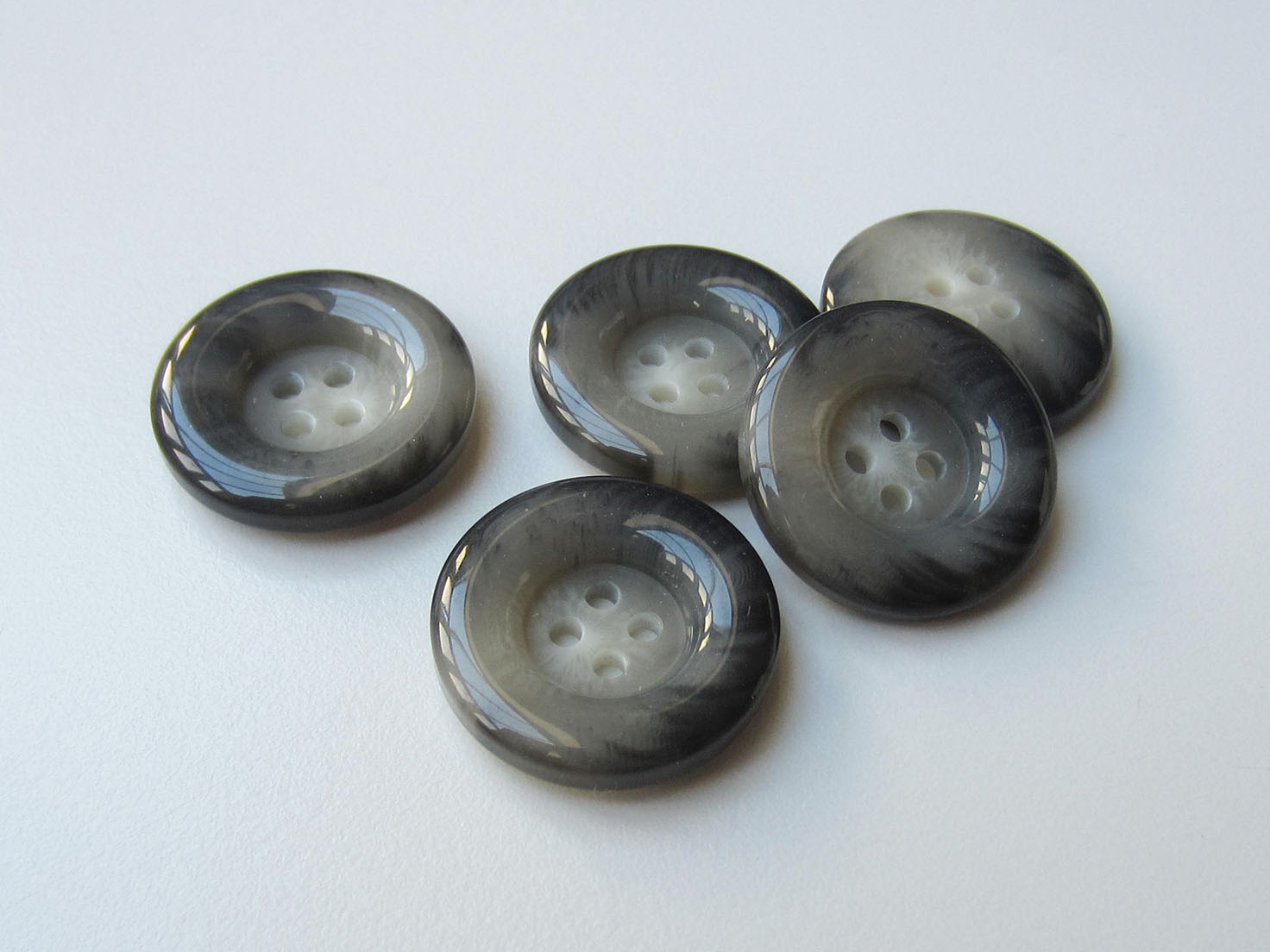 Edler grau melierter Knopf mit Wulstrand in Horn Optik