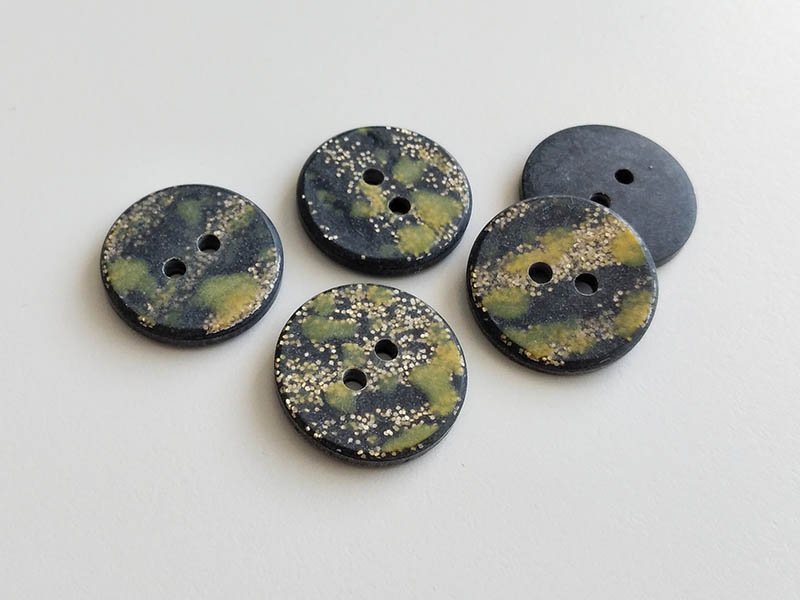 Kunststoffknopf schwarz olivgrün Glitzerpunkte klein