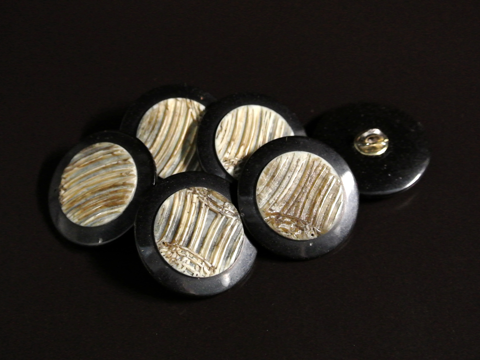 Edler schwarzer Knopf mit Applikation in Horn Optik
