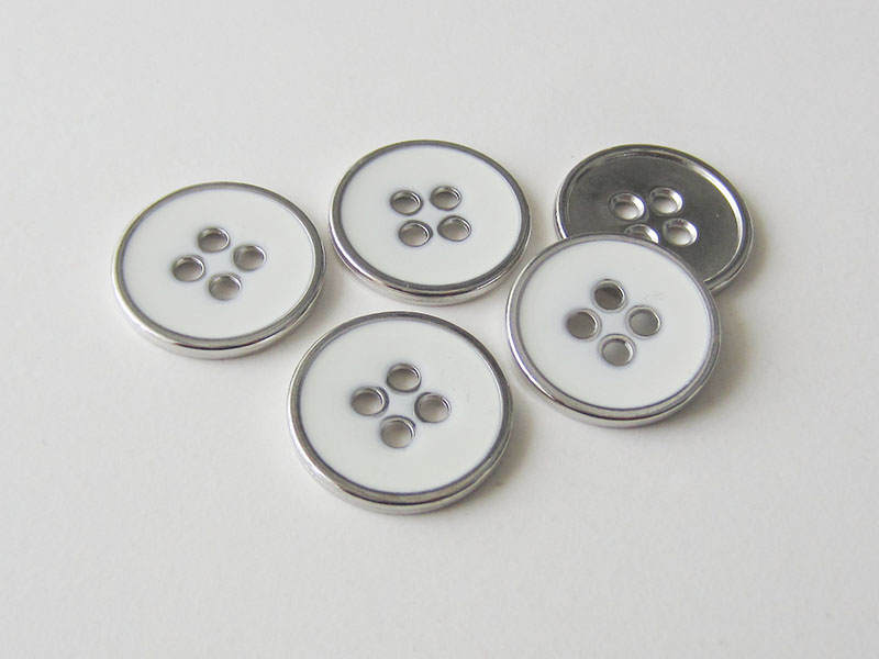 Moderner weiß silberfarbener Vierloch Metallknopf