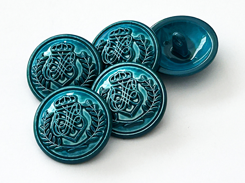 Blauer Metall-Wappenknopf mit Krone, Monogramm und lebhafter Lackierung