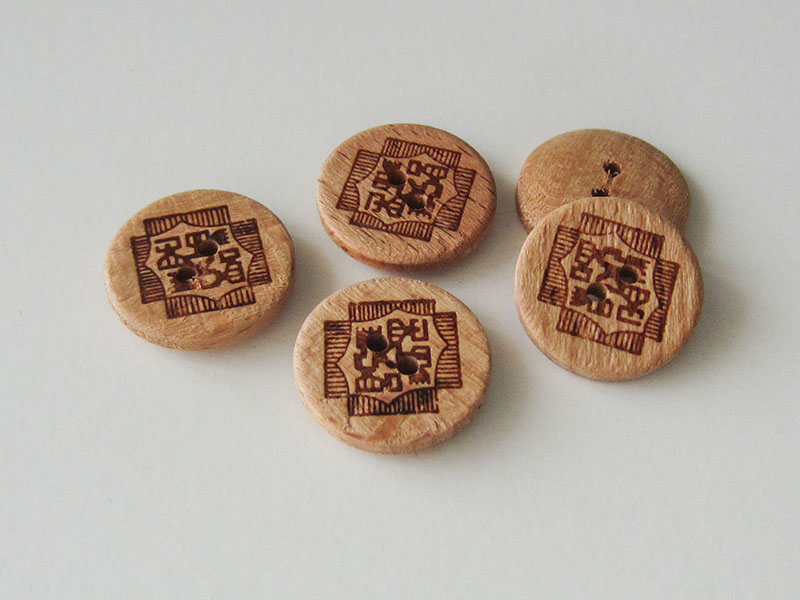 www.Knopfparadies.de - 1615ho - Originelle braune Holzknöpfe mit Schriftzeichen oder Symbolen
