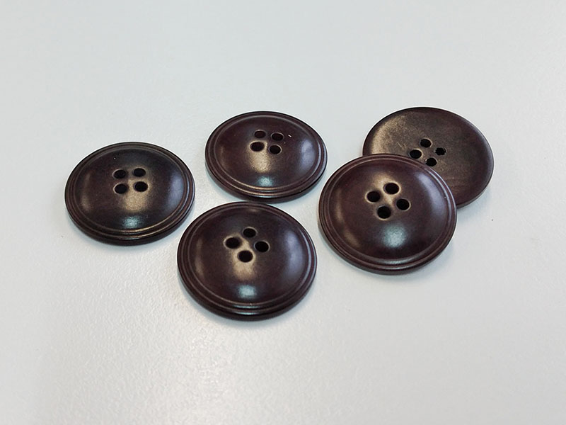 www.knopfparadies.de - 6583rb - Rotbraun eingefärbte Steinnussknöpfe