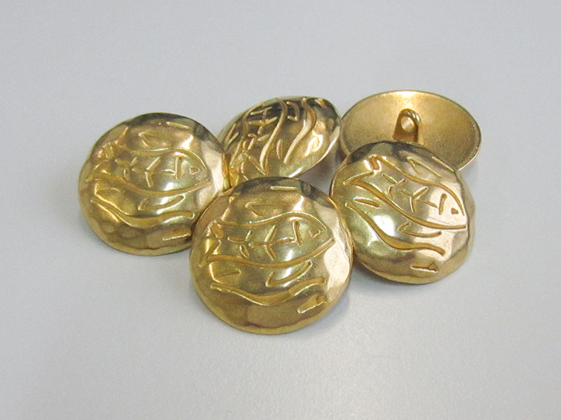 Matt  goldfb. Metallknopf mit Fisch-Motiv