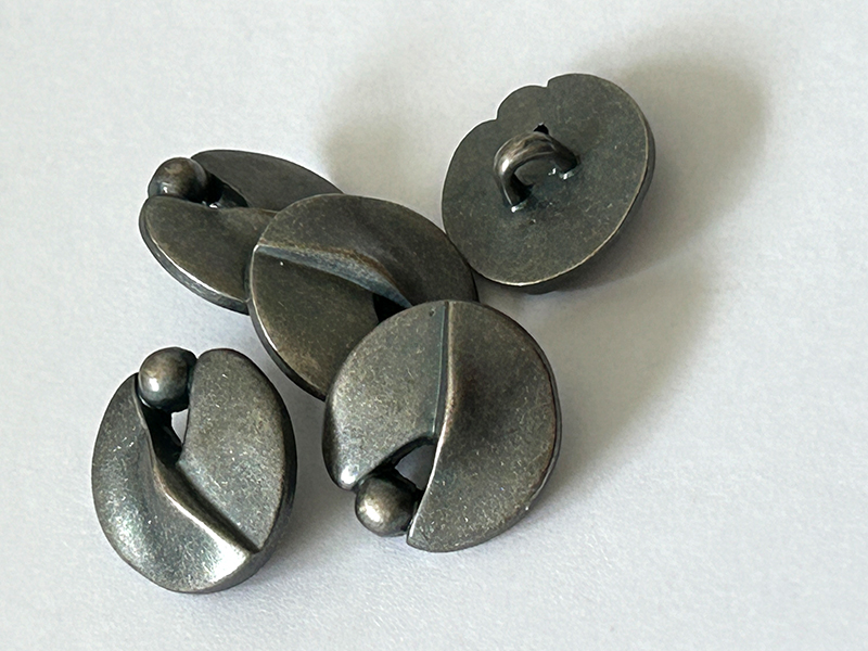 www.knopfparadies.de - k231as - Metallknopf in dunkel silbrig-grauer Optik mit kleinem Durchbruch