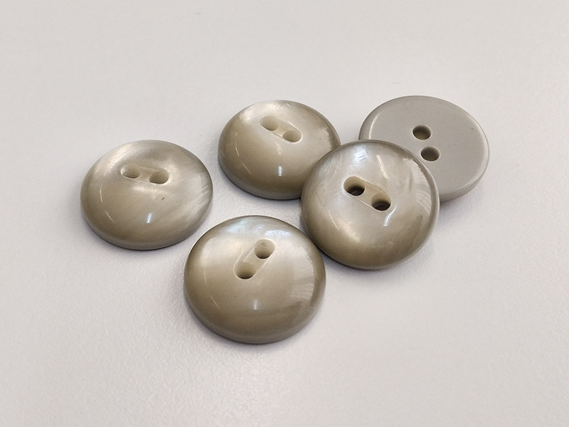 www.knopfparadies.de - 4568hg - Grau bis beige schimmernde Mantelknöpfe aus Kunststoff